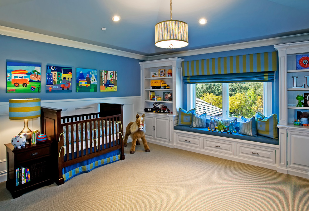 Пример оригинального дизайна: детская среднего размера в современном стиле с спальным местом, синими стенами, ковровым покрытием и бежевым полом для ребенка от 1 до 3 лет, мальчика