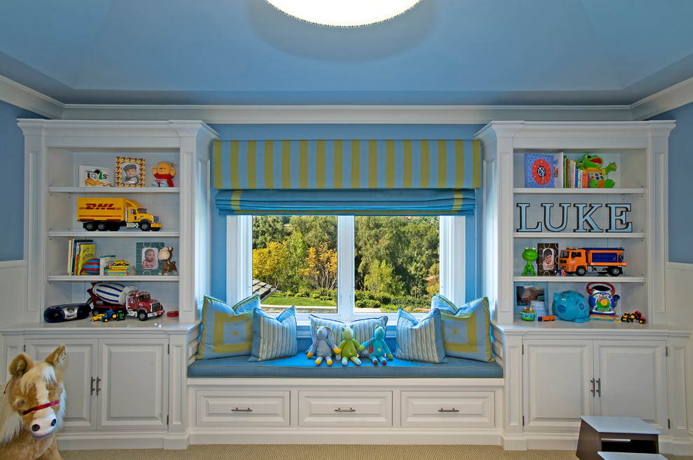 Стильный дизайн: детская среднего размера в современном стиле с спальным местом, синими стенами, ковровым покрытием и бежевым полом для ребенка от 1 до 3 лет, мальчика - последний тренд