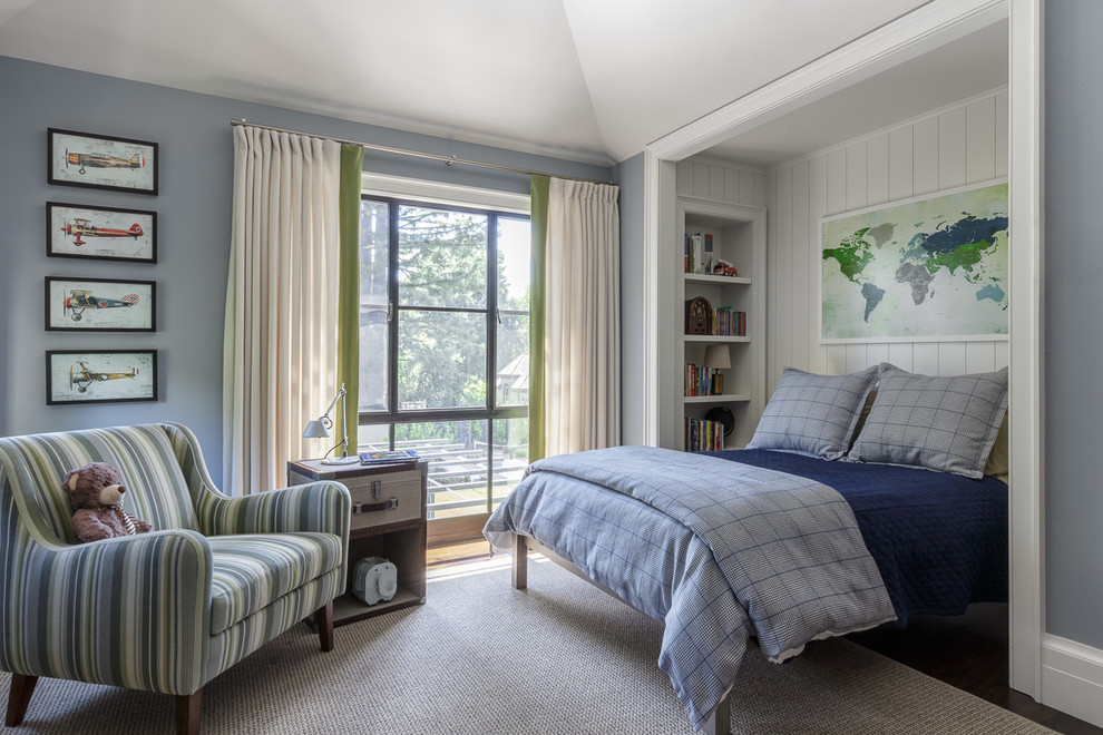 Inspiration för ett mellanstort vintage pojkrum kombinerat med sovrum, med blå väggar och mörkt trägolv