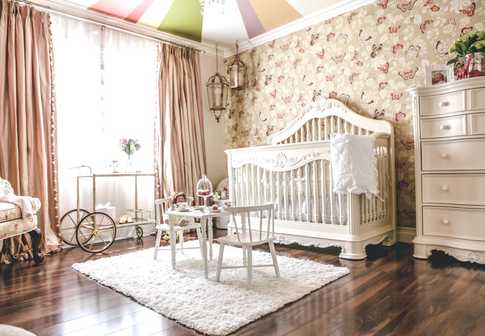 Esempio di una cameretta per bambini da 1 a 3 anni vittoriana di medie dimensioni con parquet scuro e pareti beige