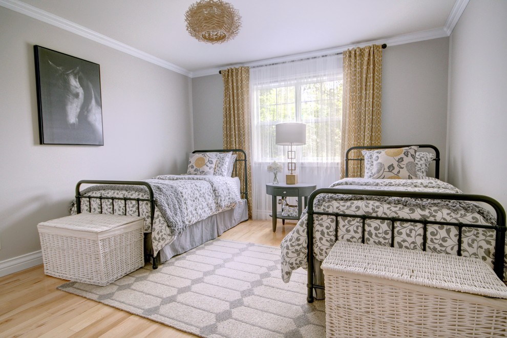 Esempio di una cameretta per bambini da 4 a 10 anni tradizionale di medie dimensioni con pareti grigie, parquet chiaro e pavimento beige