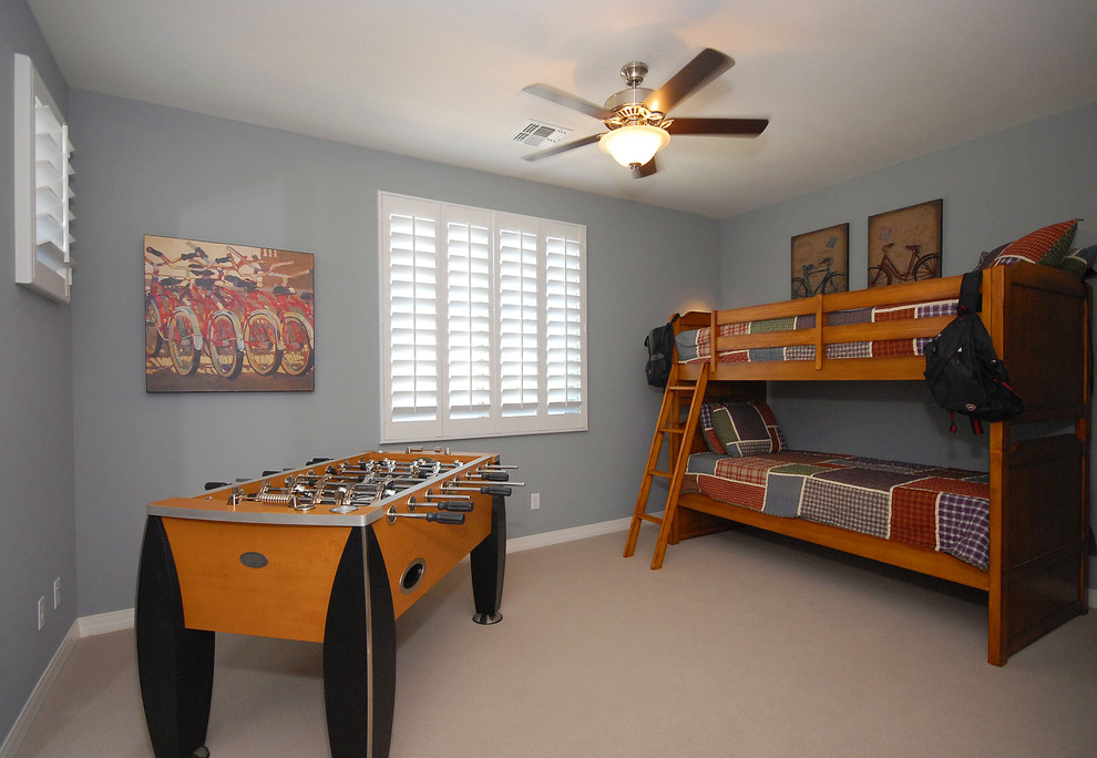Klassisk inredning av ett mellanstort pojkrum kombinerat med sovrum och för 4-10-åringar, med blå väggar och heltäckningsmatta