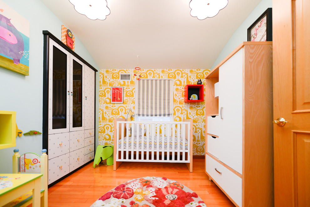 ニューヨークにあるコンテンポラリースタイルのおしゃれな子供部屋 (青い壁) の写真