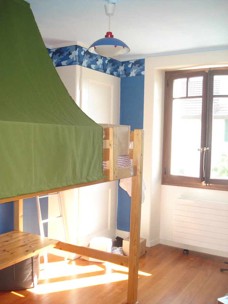 Réalisation d'une chambre d'enfant design avec un mur bleu.