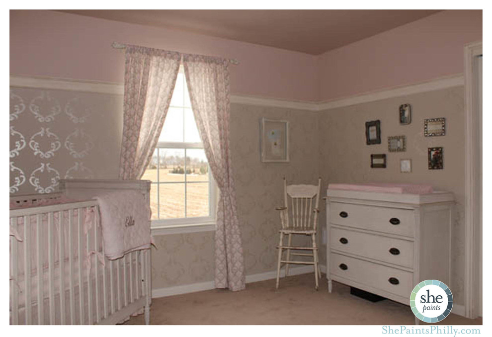 Aménagement d'une chambre de bébé fille classique de taille moyenne avec un mur rose et moquette.