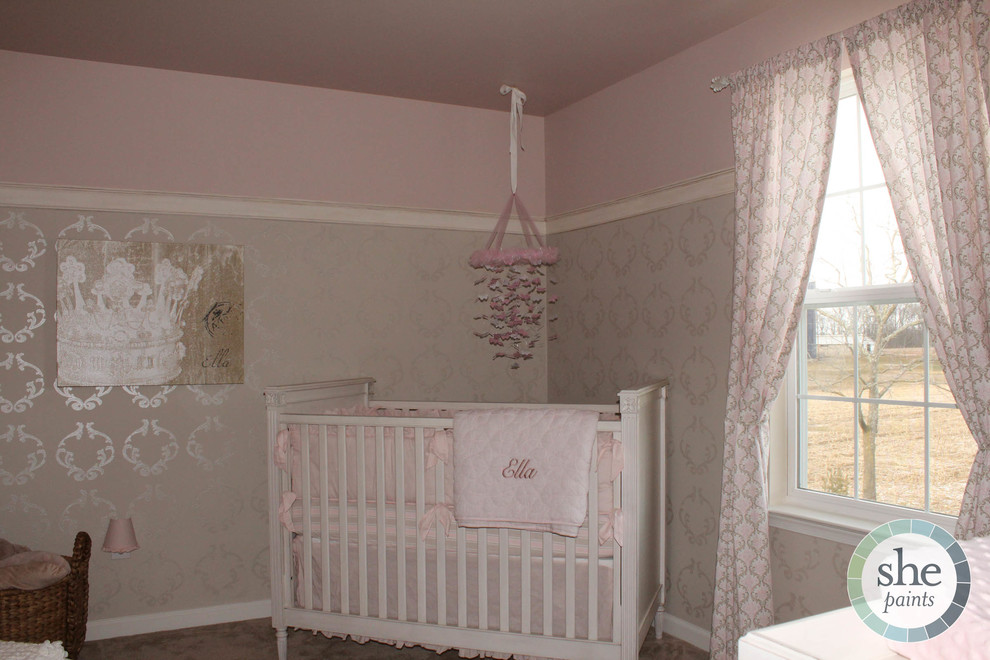 Diseño de habitación de bebé niña clásica de tamaño medio con paredes rosas y moqueta