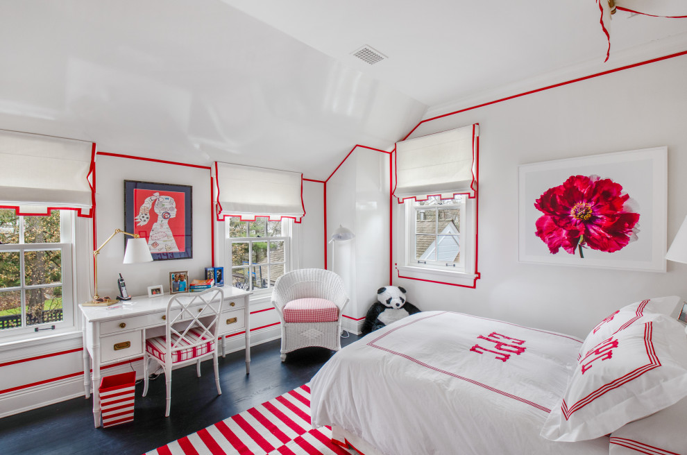 Exempel på ett klassiskt flickrum kombinerat med sovrum, med vita väggar, mörkt trägolv och svart golv