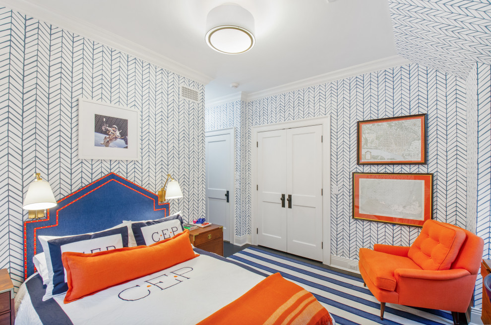 Imagen de dormitorio infantil tradicional con paredes azules, suelo de madera oscura y suelo negro