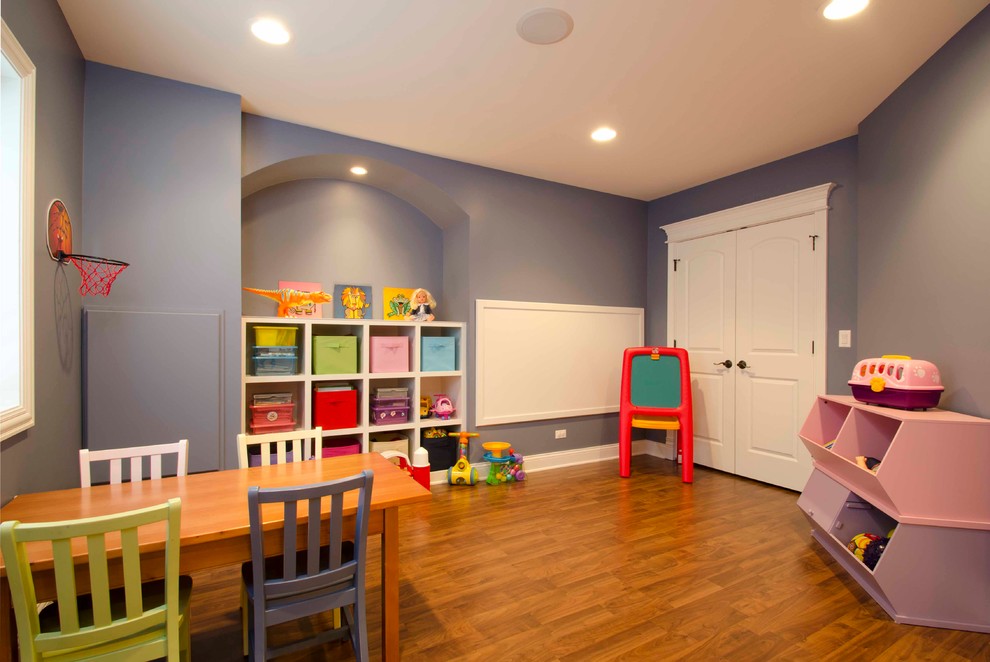 Imagen de dormitorio infantil de 4 a 10 años contemporáneo de tamaño medio con paredes azules, suelo de madera en tonos medios y suelo marrón