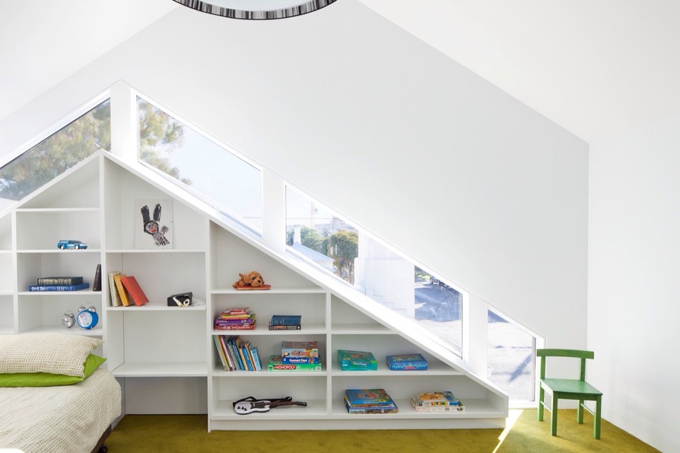 Modern inredning av ett barnrum kombinerat med sovrum, med grönt golv