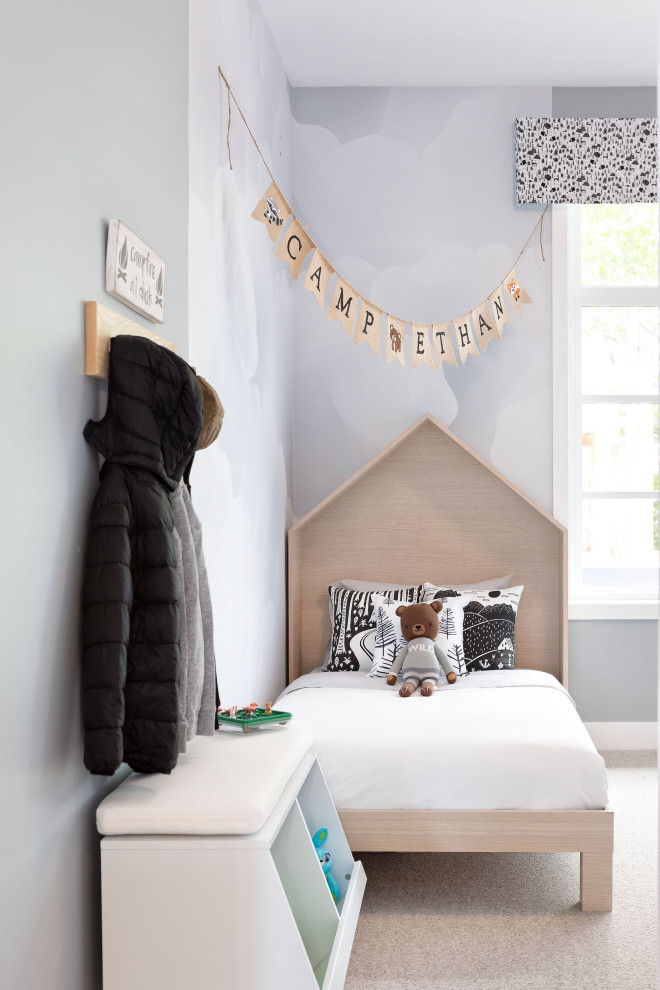 На фото: маленькая детская в скандинавском стиле с спальным местом, синими стенами, ковровым покрытием, серым полом и обоями на стенах для на участке и в саду, ребенка от 4 до 10 лет, мальчика с