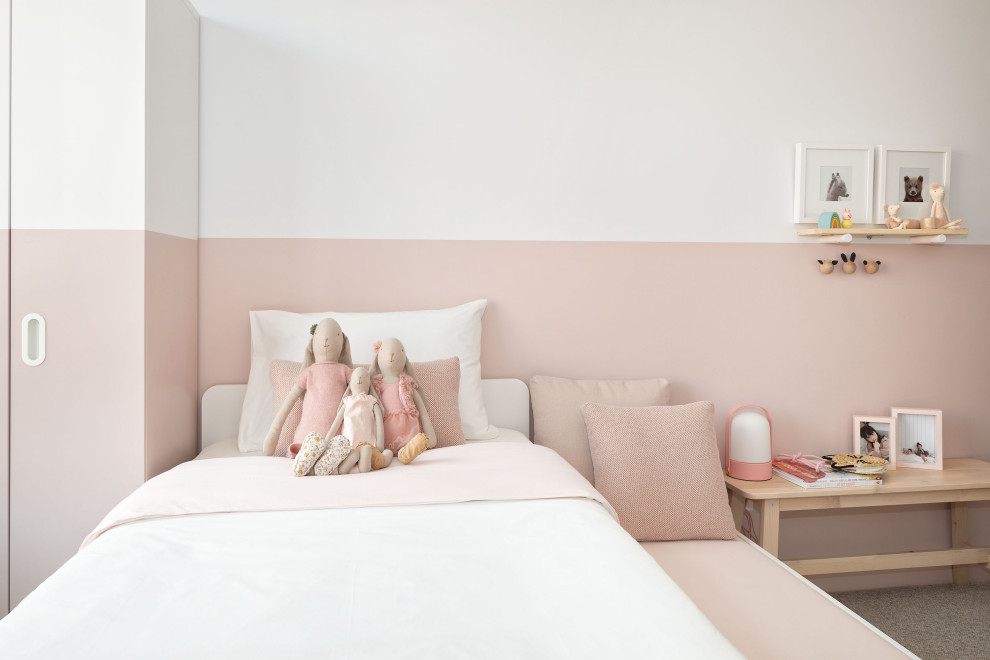 Inspiration for a small scandinavian children’s room for girls in Vancouver with pink walls, carpet and grey floors.