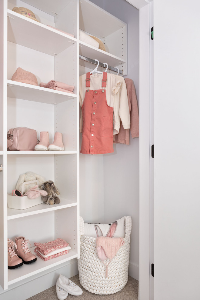 Inspiration för ett litet minimalistiskt flickrum kombinerat med sovrum och för 4-10-åringar, med rosa väggar, heltäckningsmatta och grått golv