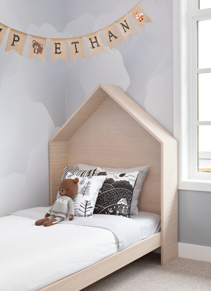 Свежая идея для дизайна: маленькая детская в скандинавском стиле с спальным местом, синими стенами, ковровым покрытием, серым полом и обоями на стенах для на участке и в саду, ребенка от 4 до 10 лет, мальчика - отличное фото интерьера