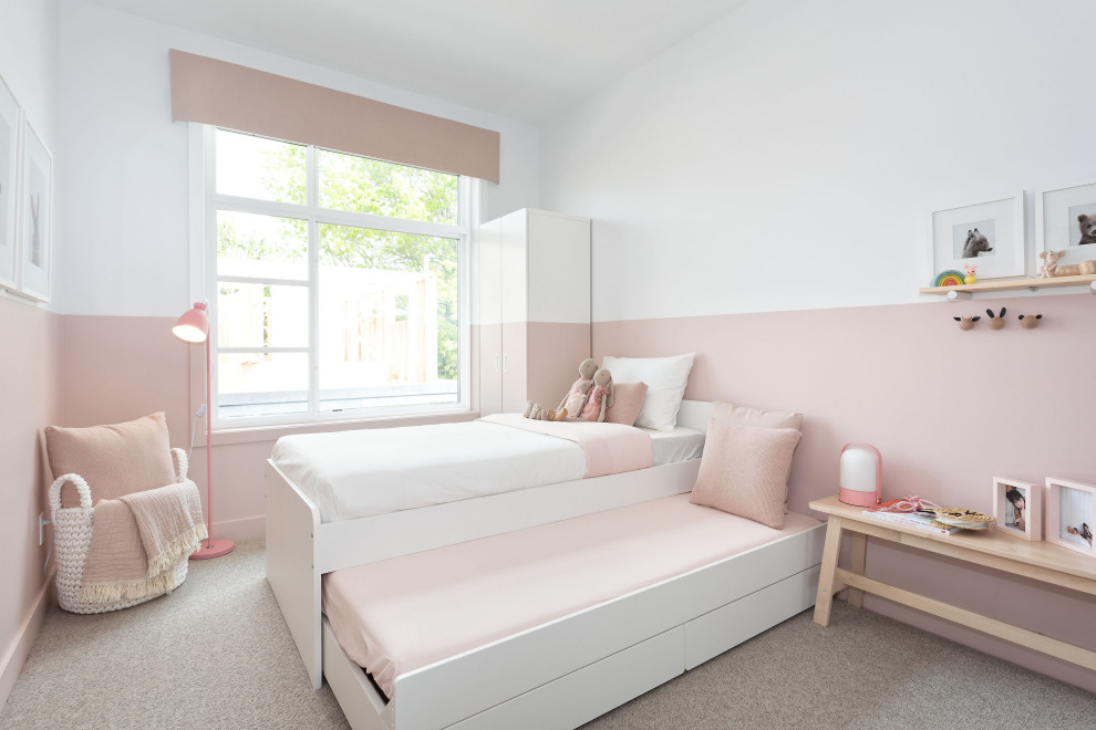 Foto di una piccola cameretta per bambini da 4 a 10 anni nordica con pareti rosa, moquette e pavimento grigio