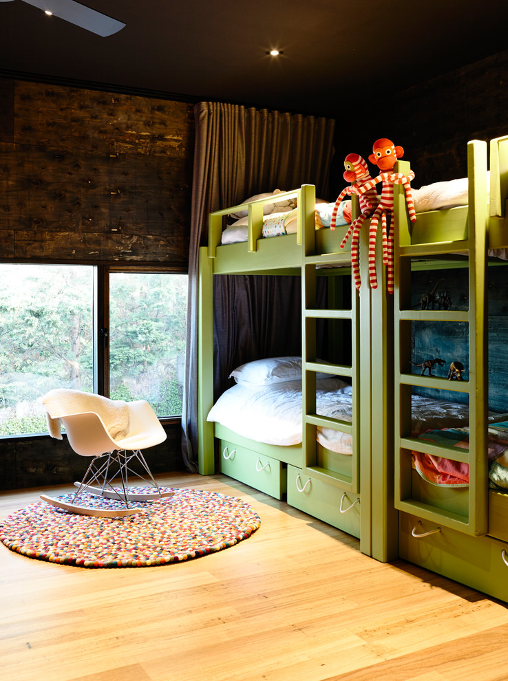 コンテンポラリースタイルのおしゃれな子供部屋 (茶色い壁、無垢フローリング) の写真