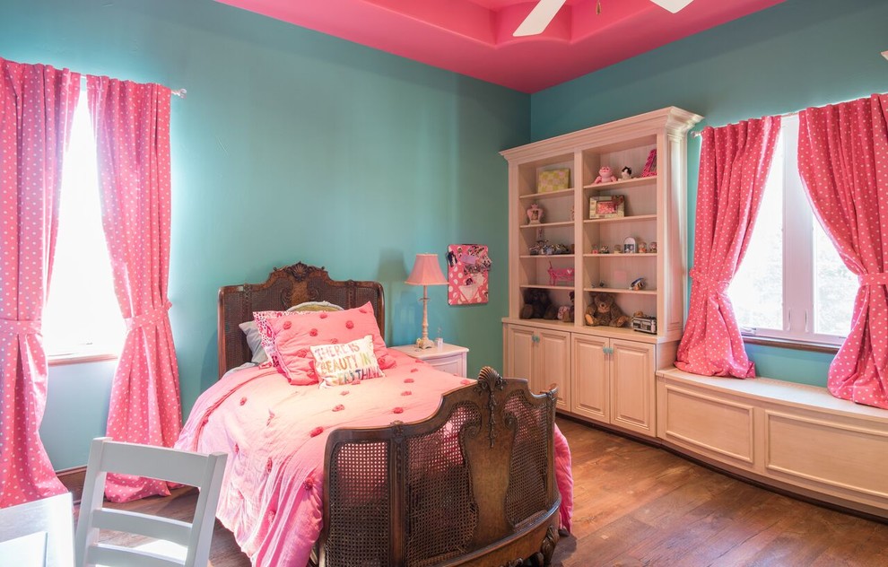Mediterranes Mädchenzimmer mit Schlafplatz, blauer Wandfarbe und braunem Holzboden in Houston