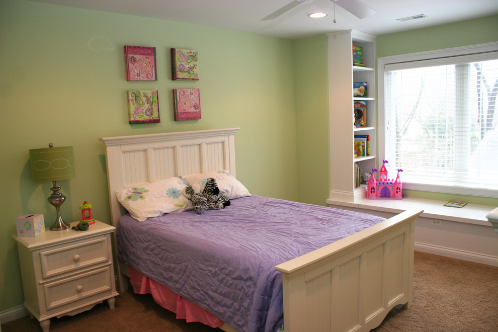 Exempel på ett mellanstort klassiskt flickrum kombinerat med sovrum och för 4-10-åringar, med gröna väggar och heltäckningsmatta