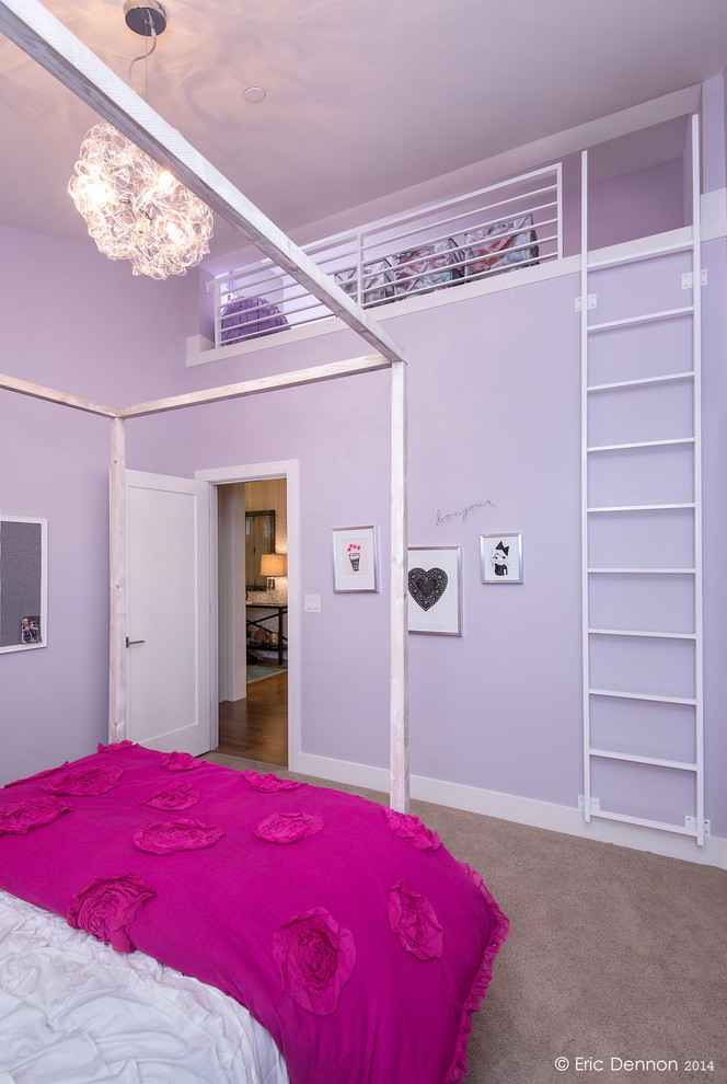 На фото: детская среднего размера в современном стиле с фиолетовыми стенами, ковровым покрытием, спальным местом и бежевым полом для ребенка от 4 до 10 лет, девочки с