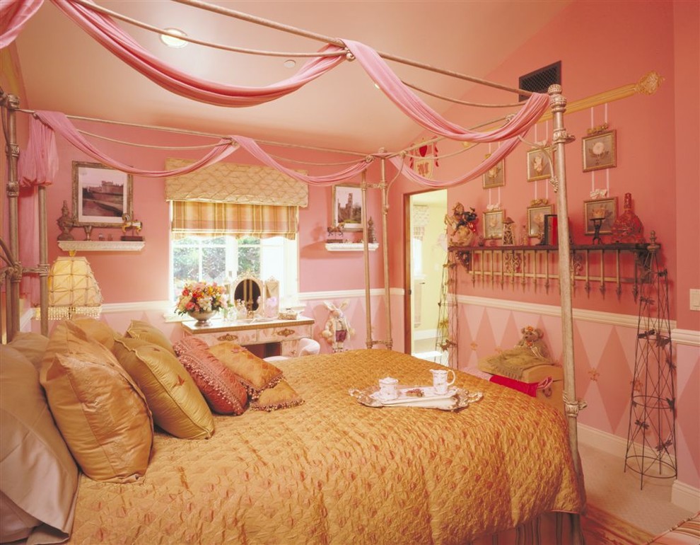 Foto på ett vintage flickrum kombinerat med sovrum och för 4-10-åringar, med rosa väggar