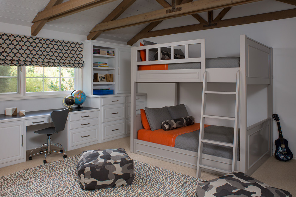 Ispirazione per una cameretta per bambini classica di medie dimensioni con pareti bianche, moquette e pavimento beige