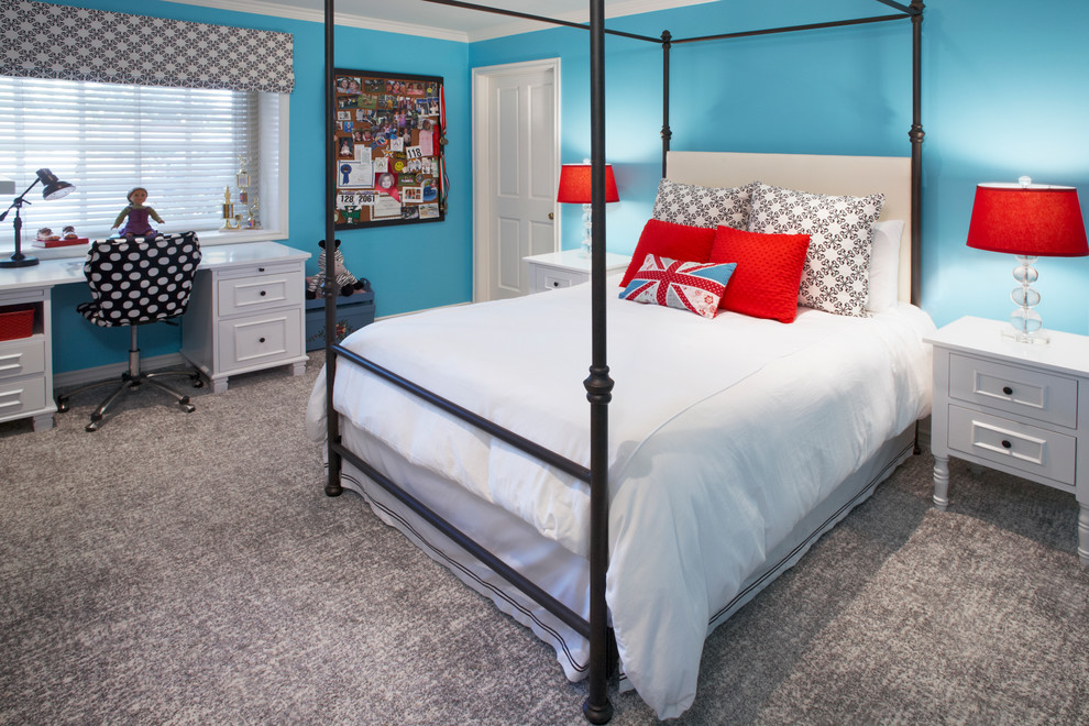 На фото: детская в современном стиле с спальным местом, синими стенами и ковровым покрытием для подростка, девочки с