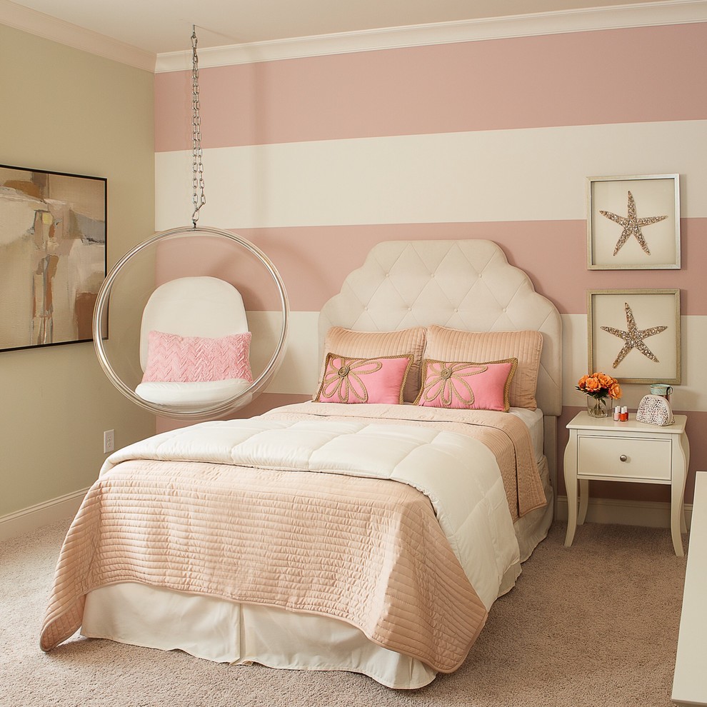 Modelo de dormitorio infantil de 4 a 10 años tradicional renovado de tamaño medio con paredes multicolor y moqueta