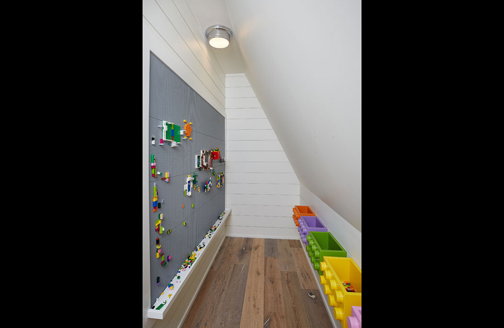 Bild på ett litet maritimt könsneutralt barnrum kombinerat med lekrum och för 4-10-åringar, med flerfärgade väggar, mellanmörkt trägolv och brunt golv
