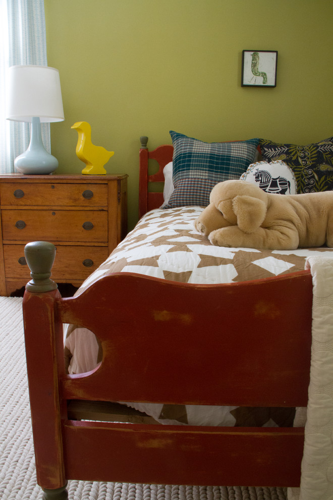 Foto di una cameretta per bambini contemporanea con pareti verdi, moquette e pavimento beige