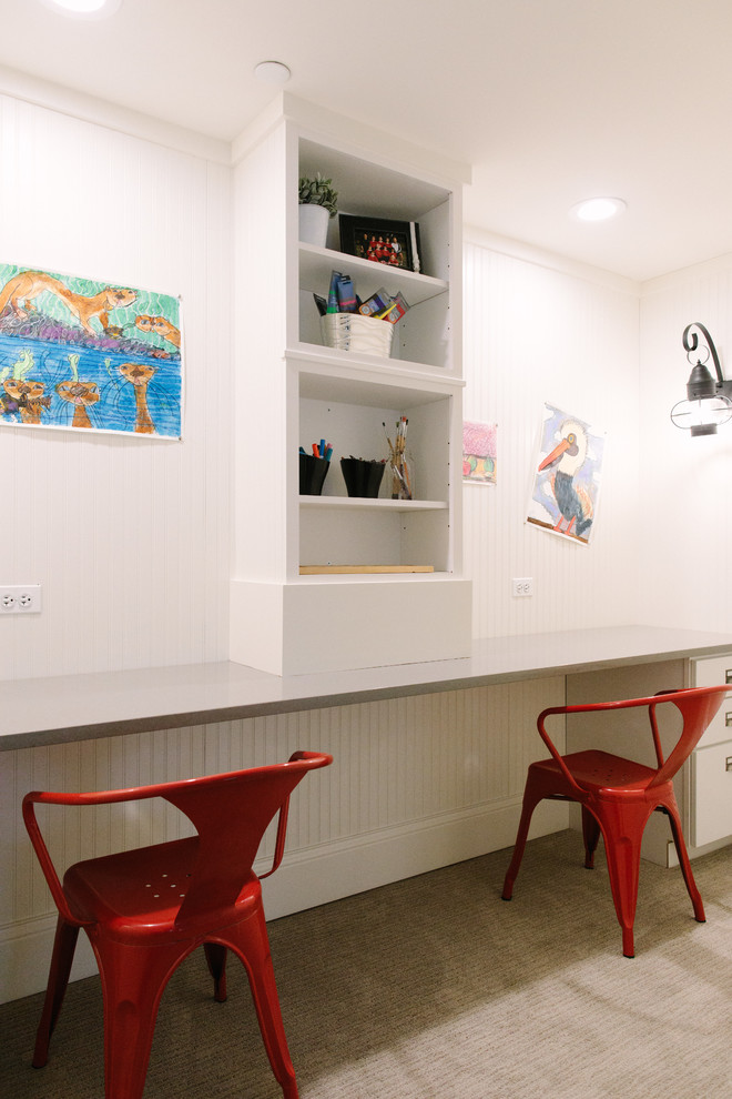 Exemple d'une chambre neutre nature de taille moyenne avec un bureau, un mur blanc et moquette.