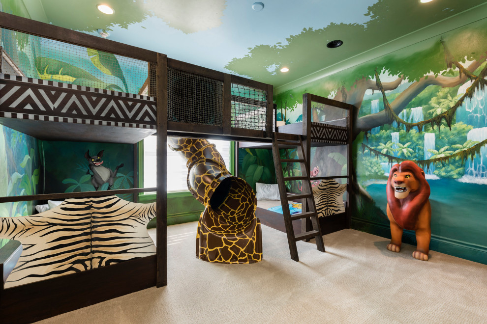 Inredning av ett modernt stort könsneutralt barnrum kombinerat med sovrum, med flerfärgade väggar, heltäckningsmatta och beiget golv