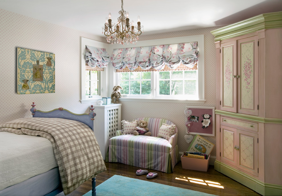Idéer för mellanstora vintage flickrum kombinerat med sovrum och för 4-10-åringar, med flerfärgade väggar och mörkt trägolv