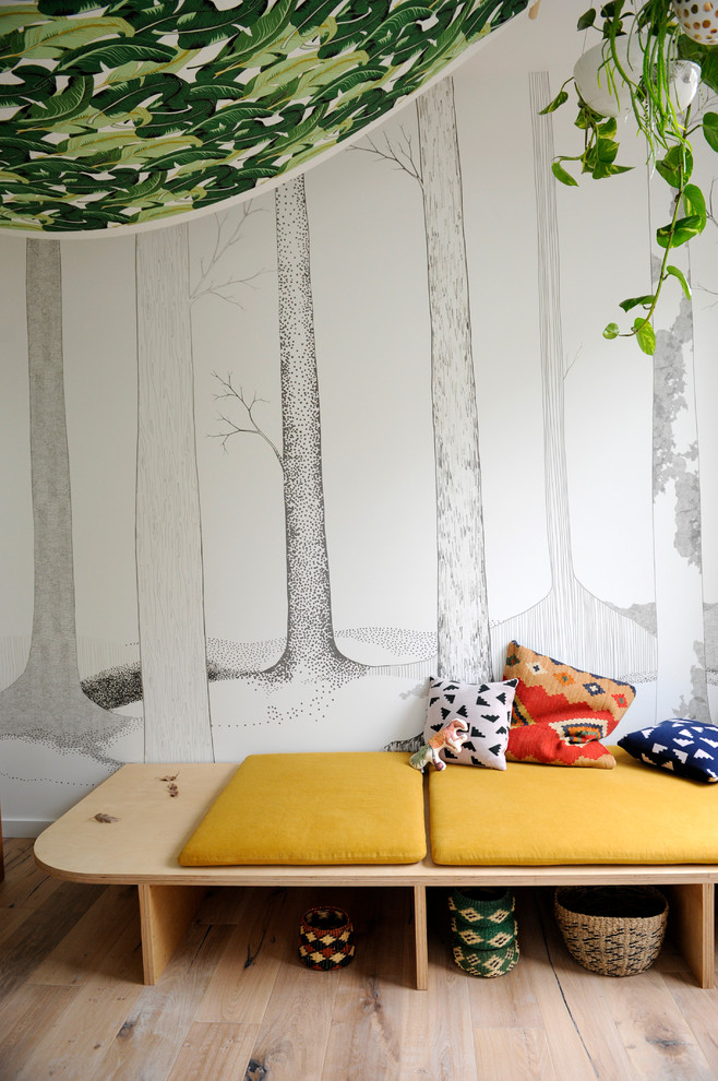 Imagen de habitación infantil unisex de 1 a 3 años actual con suelo de madera clara