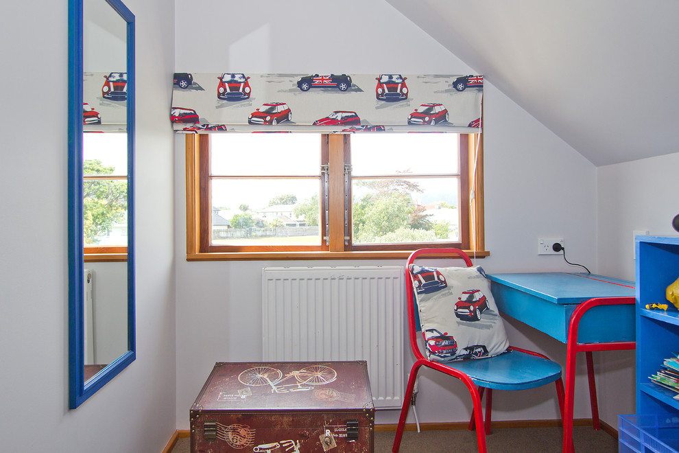 Bild på ett mellanstort funkis flickrum kombinerat med sovrum och för 4-10-åringar, med grå väggar, heltäckningsmatta och beiget golv