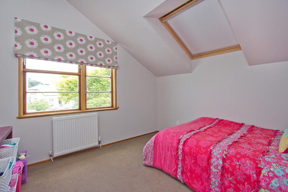Mittelgroßes Modernes Mädchenzimmer mit grauer Wandfarbe, Teppichboden, Schlafplatz und beigem Boden in Wellington