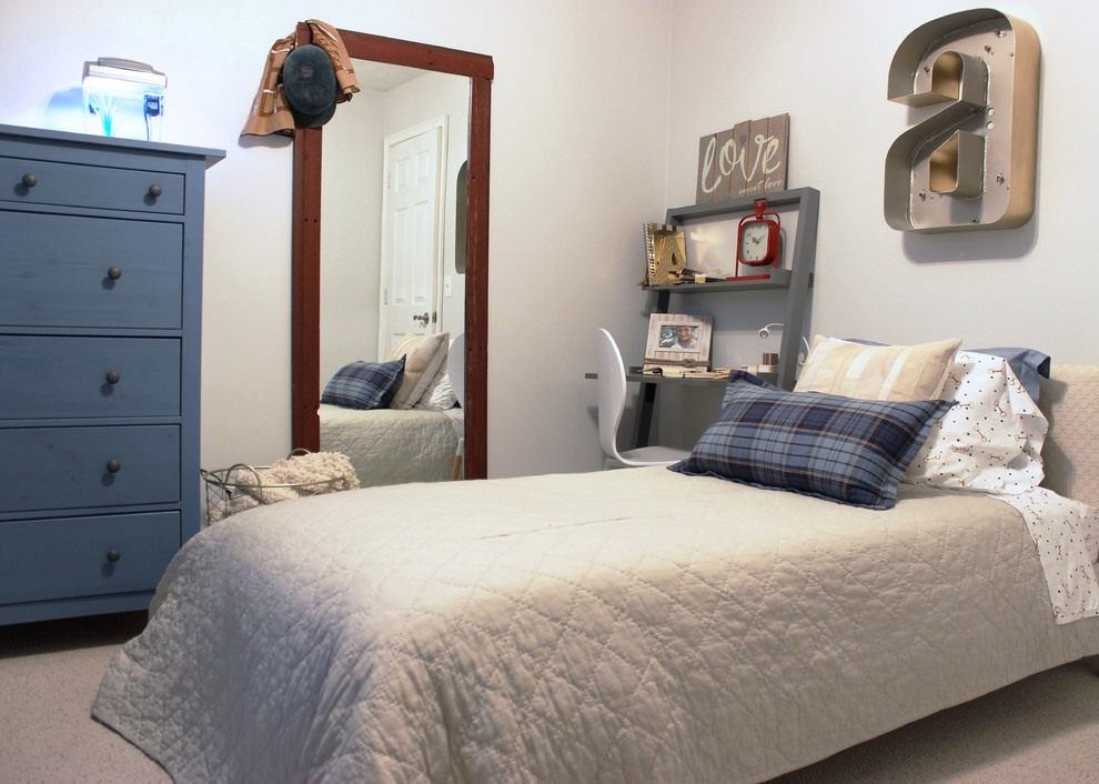 Cette photo montre une petite chambre d'enfant chic avec un mur gris, moquette et un sol beige.