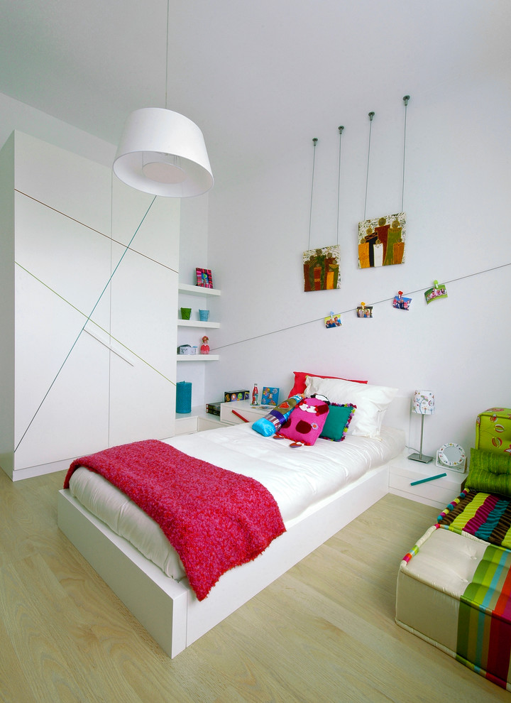 Пример оригинального дизайна: детская в современном стиле с спальным местом