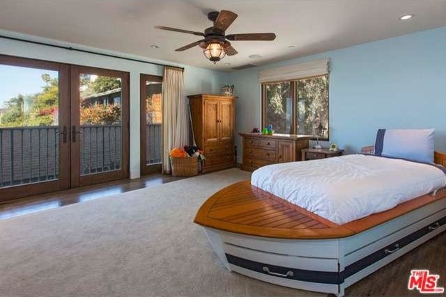 Diseño de dormitorio infantil de 4 a 10 años costero grande con paredes azules y suelo de madera en tonos medios