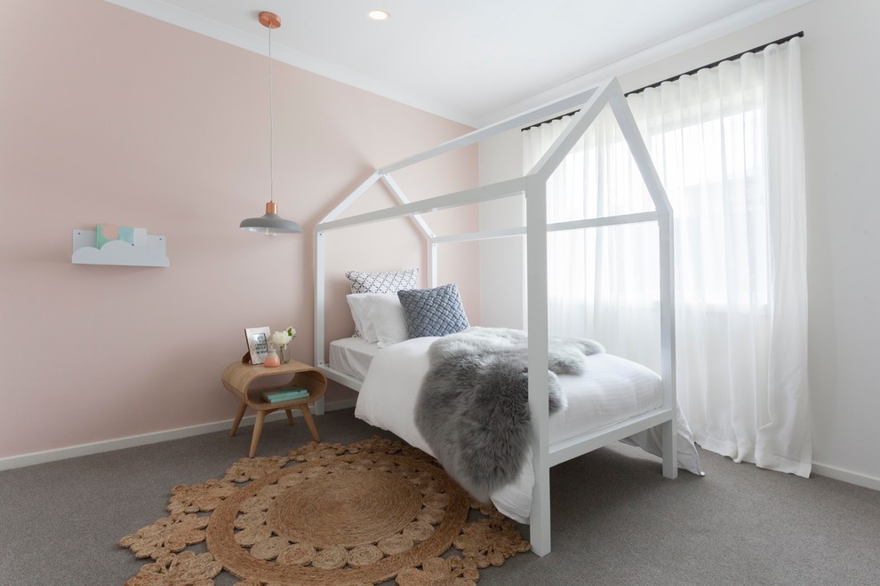 Inredning av ett skandinaviskt flickrum kombinerat med sovrum och för 4-10-åringar, med vita väggar, heltäckningsmatta och grått golv