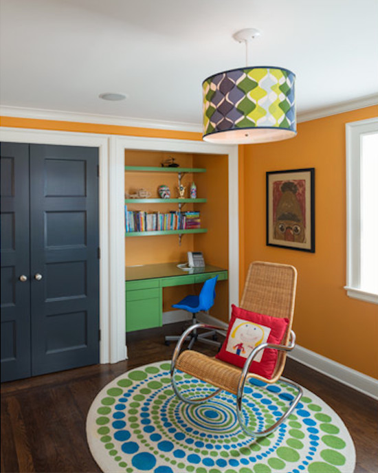 На фото: нейтральная детская среднего размера в стиле модернизм с спальным местом, оранжевыми стенами и паркетным полом среднего тона для ребенка от 4 до 10 лет с