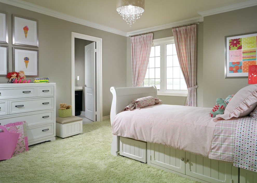 Klassisches Mädchenzimmer mit Schlafplatz, beiger Wandfarbe, Teppichboden und grünem Boden in Toronto