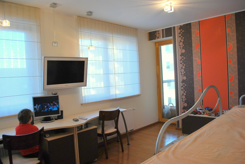Neutrales Modernes Kinderzimmer mit Arbeitsecke, weißer Wandfarbe und braunem Holzboden in Sonstige