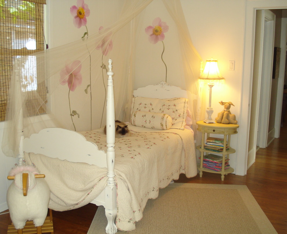 Foto di una cameretta per bambini da 4 a 10 anni stile shabby con pareti beige e pavimento in legno massello medio