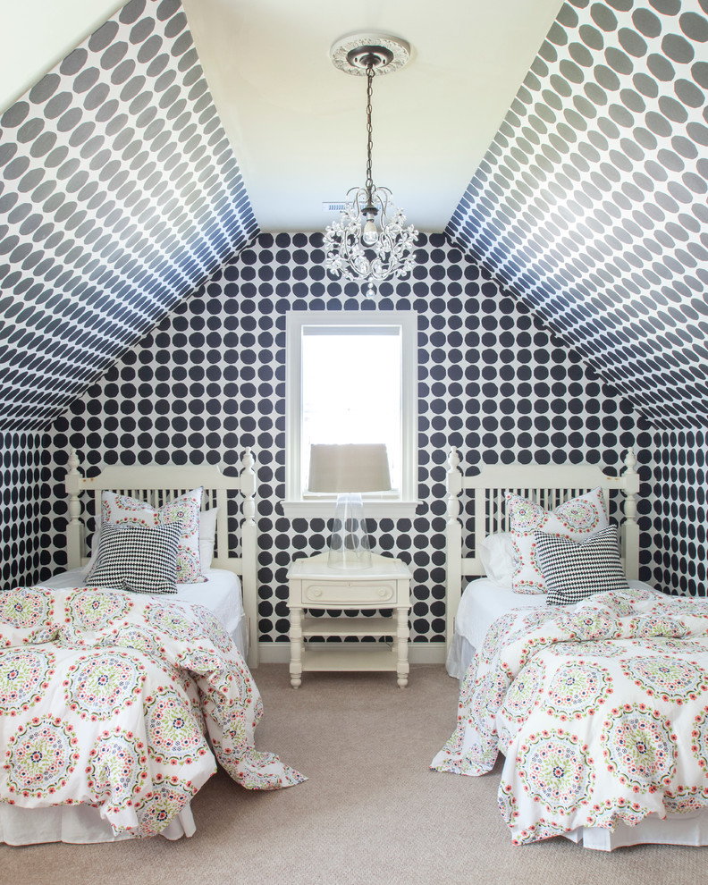Inspiration för ett litet vintage flickrum kombinerat med sovrum och för 4-10-åringar, med grå väggar och heltäckningsmatta