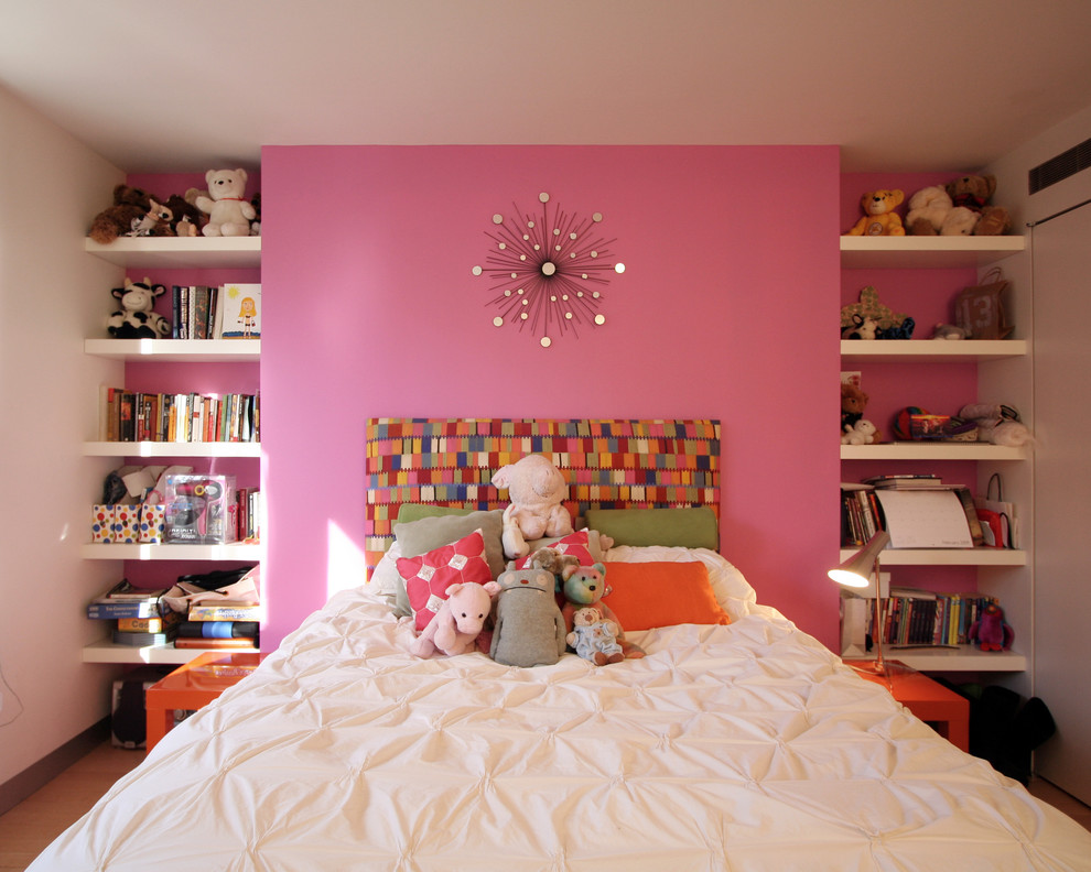 Bild på ett funkis flickrum kombinerat med sovrum och för 4-10-åringar, med rosa väggar