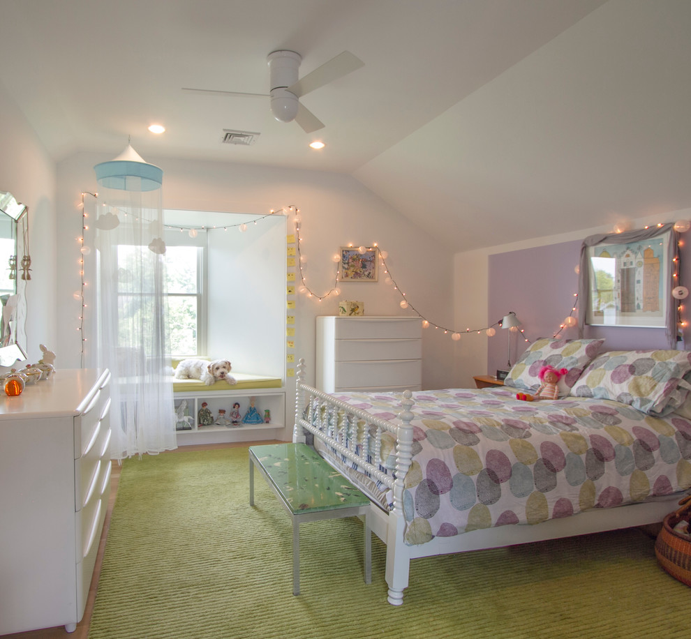 Exempel på ett mellanstort modernt flickrum kombinerat med sovrum och för 4-10-åringar, med flerfärgade väggar, heltäckningsmatta och grönt golv
