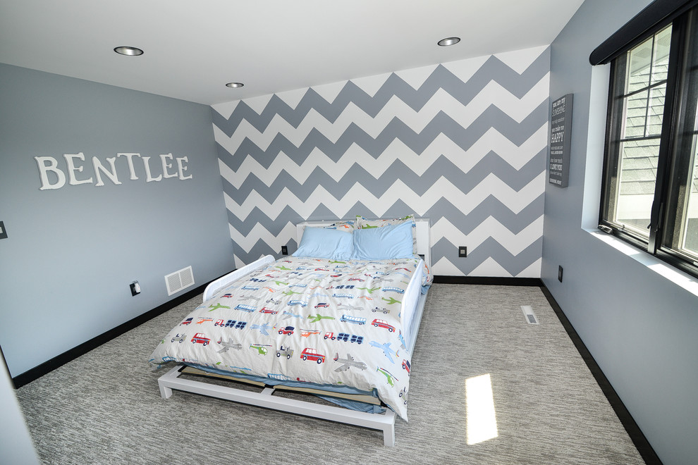Klassisk inredning av ett mellanstort pojkrum kombinerat med sovrum och för 4-10-åringar, med grå väggar och heltäckningsmatta