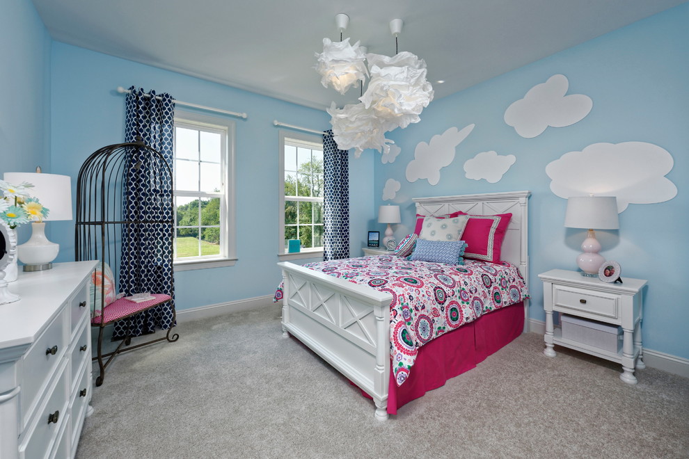 Источник вдохновения для домашнего уюта: детская в классическом стиле с спальным местом, синими стенами, ковровым покрытием и бежевым полом