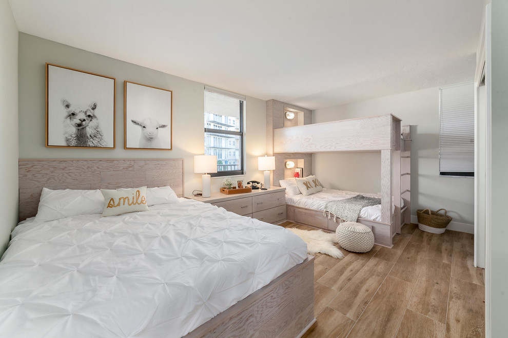 Aménagement d'une chambre d'enfant bord de mer avec un mur gris, parquet clair, un sol beige et un lit superposé.