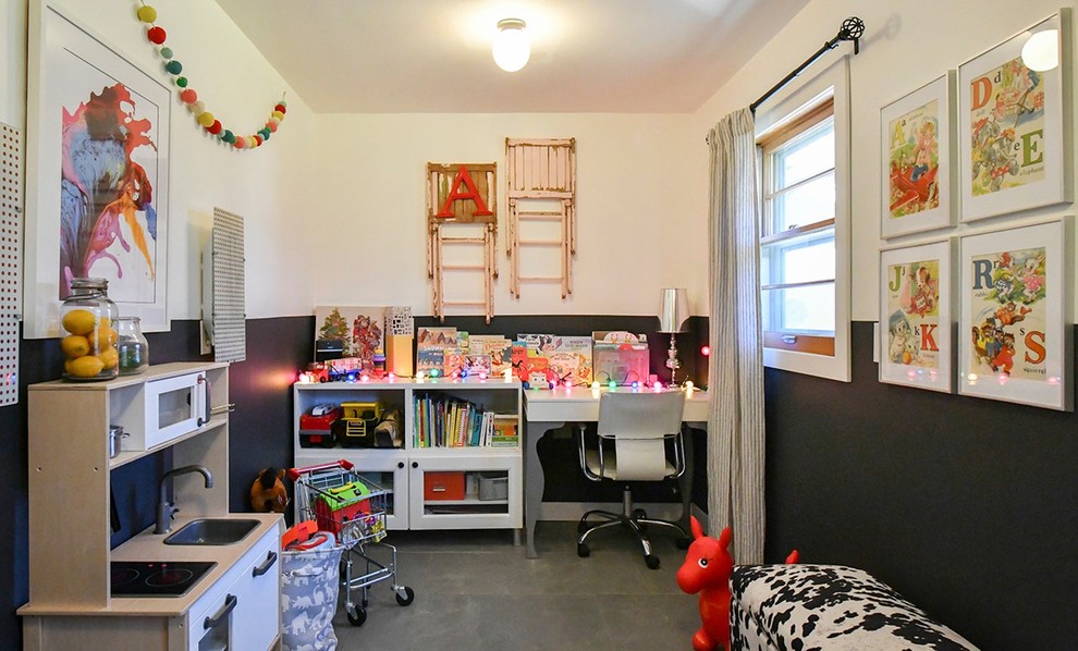 Kleines, Neutrales Mid-Century Kinderzimmer mit Spielecke, weißer Wandfarbe und Keramikboden in Minneapolis